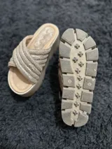 Sandalias de plataforma con tiras cruzadas acolchadas con acabado brillante y suela tostada.