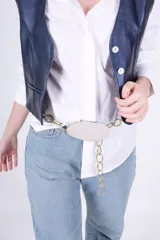 Cinto de cadena color bronce con hebilla de nácar.