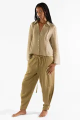 Pantalón de lino tencel color verde militar, de corte recto y holgado, con cintura elastizada, cordón de ajuste y bolsillos laterales amplios tipo cargo.