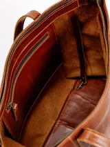 Cartera tote de cuero natural color beige, con doble asa larga para hombro y cierre superior con broche.