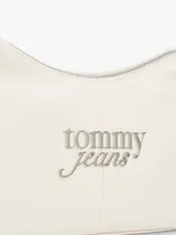 Cartera de hombro Tommy Jeans de color blanco con acabado granulado, cierre de cremallera y logo metálico plateado en el frente.