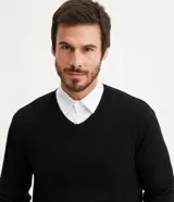 Suéter azul marino de viscosa con cuello en V y mangas largas.