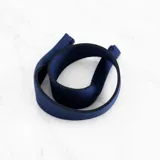 Correa para lentes de neopreno color azul marino, con extremos reforzados y costuras a la vista.