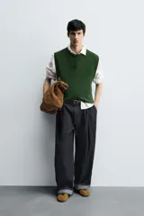 Chaleco de punto color verde oscuro, corte relajado (relaxed fit), con cuello redondo y sisas terminadas en rib.