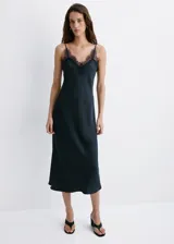 Vestido midi largo de tejido satinado en color negro, con diseño entallado, cuello en pico, tirantes finos y detalle de panel de encaje en el escote.