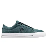 Championes Converse One Star Pro Ox de gamuza color azul petróleo con estrella negra en el lateral, suela blanca y cordones negros.