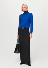 Jersey de punto azul con cuello vuelto y manga larga, de corte recto y diseño liso.