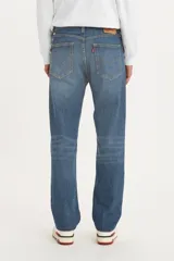 Jeans Levi's 505 Regular de corte recto y tiro medio, en color azul con efecto deslavado.