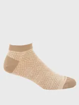Calcetín corto para hombre de color beige con diseño geométrico tejido en tonos más oscuros. Talón y puntera reforzados en color beige sólido.