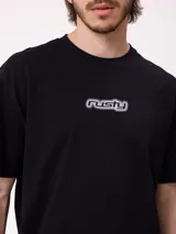 Remera de corte oversize, color blanco, con cuello redondo y logo de la marca estampado en el centro del pecho.