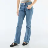 Jean de corte bootcut con tiro bajo, color azul medio con efecto lavado. Presenta cierre de doble botón y bolsillos clásicos.