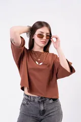 Remera negra de algodón premium, corte oversize boxy, manga corta holgada, cuello a la base y detalle de bordado central en contraste.