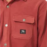 Camisa de franela color ladrillo con cuello clásico, cierre frontal con botones a presión, dos bolsillos de parche con solapa abotonada en el pecho y logo de la marca bordado en el bolsillo izquierdo.