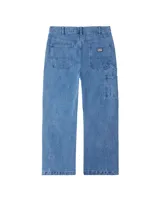 Pantalón tipo carpenter de denim en color azul stone wash. Presenta un corte regular con botamanga recta, cierre de botón y bragueta. Incluye bolsillos traseros tipo parche con etiqueta de la marca, bolsillos frontales con monedero y bolsillos laterales utilitarios característicos del estilo carpenter.
