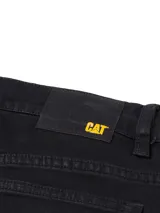 Pantalón de jeans negro para hombre, de corte recto y diseño clásico de cinco bolsillos, con cierre de cremallera y botón metálico.