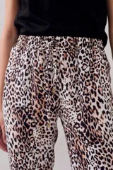 Pantalón de viscosa con estampado animal print, corte recto y cintura elástica con cordón ajustable.