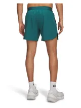 Short deportivo Under Armour de corte atlético, color verde petróleo, con aberturas laterales en el bajo para mayor movilidad y logo perforado con láser en la pierna. Cuenta con cintura elástica y bolsillos laterales.
