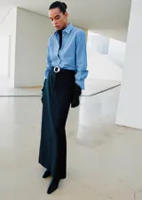 Camisa de corte recto confeccionada en mezcla de algodón y lyocell, con diseño de rayas finas, cuello camisero, manga larga con puños abotonados y cierre frontal de botones.