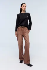 Remera blanca de algodón con cuello redondo celeste, mangas largas, calce recto, pespuntes a contratono y bordado en el pecho.