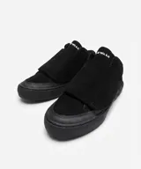 Zapatillas Airwalk modelo Stone Black, color negro, de diseño urbano y skater. Confeccionadas en gamuza y materiales resistentes, cuentan con una solapa con cierre de velcro que cubre los cordones y suela de goma texturizada con el logo de la marca en el lateral.