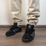 Pantalón tipo jogger de friza de algodón en color beige, con cintura elástica ajustable mediante cordón y puños elásticos en los tobillos. Presenta un calce holgado y cómodo.