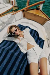 Chaqueta de punto blanco con diseño pointelle, cuello redondo, manga larga y cierre frontal con botones.