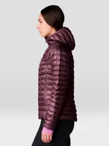 Campera puffer ultraligera de Mountain Hardwear, con diseño acolchado, cierre frontal completo, capucha integrada y bolsillos laterales con cierre. Confeccionada con tejido ripstop reciclado y aislamiento de plumón de alta calidad.