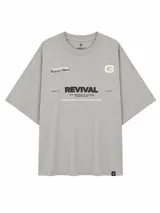 Remera gris de corte oversize con cuello redondo y mangas cortas. Presenta múltiples estampados gráficos en el frente con tipografías variadas y el logo de la marca en la parte superior y en el ruedo.