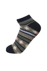 Media corta de tejido grueso con diseño de rombos y rayas horizontales en tonos gris, azul y beige. Cuenta con puntera y talón reforzados en color azul oscuro.