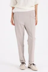 Pantalon de vestir color visón, de corte recto y tiro medio, con costura central decorativa y botamanga con dobladillo.