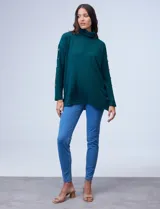 Polera negra de tejido soft con cuello alto y mangas largas con aplique de botones.