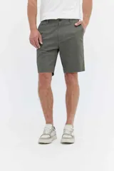 Bermuda de corte chino color azul marino, con diseño clásico de líneas simples y estructura liviana.
