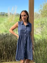 Vestido camisero azul sin mangas de lino italiano, con botones de nácar y corte a la rodilla.
