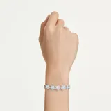 Pulsera de la colección Ariana Grande x Swarovski con baño de rodio, compuesta por una cadena de flores con centros de cristal y pétalos decorados con pavé brillante.