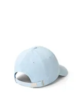 Gorra de béisbol de seis paneles confeccionada en denim de algodón color celeste claro. Presenta el logo de la marca bordado en el frente y cierre metálico ajustable en la parte posterior.