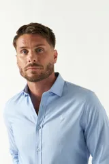 Camisa blanca de hombre, de corte slim, con cuello italiano y logo bordado.