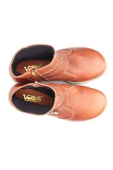 Bota corta color marrón de cuero liso, con caña baja, base beige y dos correas con hebillas plateadas.