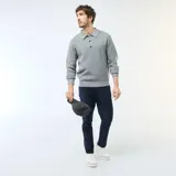 Pantalón chino de corte estándar confeccionado en pana, con cierre de botón y cremallera, bolsillos laterales y bolsillos traseros.