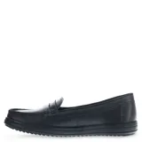 Mocasín de cuero negro con diseño clásico, costuras visibles en el empeine y suela de goma dentada.