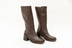 Bota de caña alta color marrón chocolate, de cuero, con punta cuadrada y taco bloque.