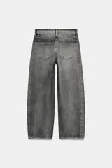 Jeans de tiro medio con corte relajado y largo al tobillo. Presenta diseño de cinco bolsillos, trabillas en la cintura y cierre frontal con cremallera y botón metálico.