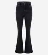 Pantalón jeans estilo bootcut de tiro bajo, con diseño clásico de cinco bolsillos, trabillas para cinturón y cierre frontal con botón y cremallera.