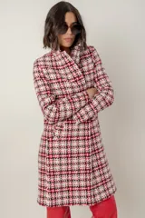 Tapado de corte sastre con diseño de espiga en tonos blanco y negro. Cuenta con solapas clásicas, cierre frontal de un botón y bolsillos laterales.