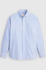 Camisa de hombre color celeste, de manga larga, con cuello abotonado y logo bordado en el pecho.