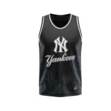 Musculosa de básquet negra con el logo de los New York Yankees en blanco y detalles estampados en gris. Cuello y sisas con ribete blanco.