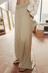 Pantalón de tiro alto color bordó, de pernera ancha y corte fluido, con cintura elástica.