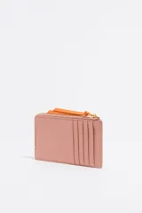 Monedero Bimba y Lola de piel vacuna con textura granulada, color verde menta. Presenta cierre con cremallera, tirador de cordón en color naranja, tarjetero exterior y logo de la marca grabado en dorado.