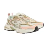 Championes Lacoste modelo Storm 96 2K, con diseño retro inspirado en los años 90. Presentan una combinación de colores en tonos beige, crema, rosa suave y verde oliva. Confeccionados con paneles de malla y superposiciones sintéticas, incluyen el icónico logo del cocodrilo bordado en el lateral y una suela robusta con amortiguación.