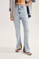 Jean de tiro medio color celeste, confeccionado en denim de calce recto con aberturas en los botamangas.