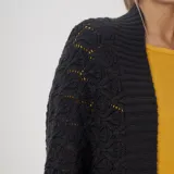 Poncho negro de acrílico con diseño calado.